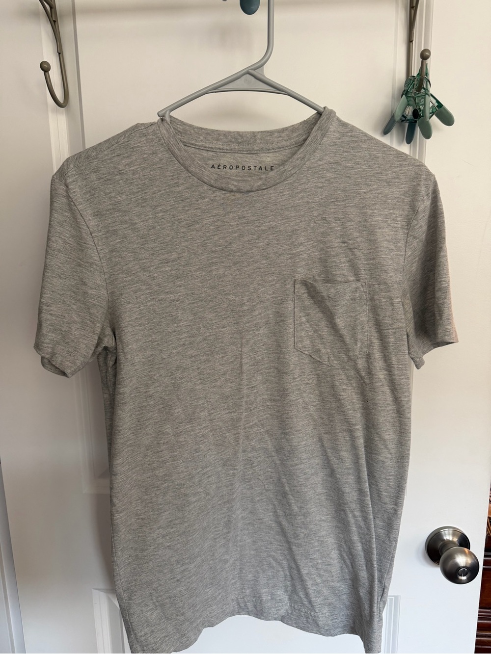 Aeropostale Men's Light Gray Short Sleeve Pocket Tee